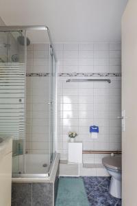 een badkamer met een douche, een toilet en een wastafel bij Traumhaftes Studio in Top Lage! in Saint-Louis