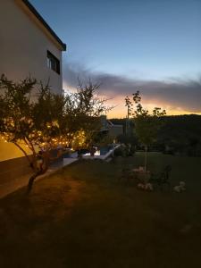 Blick auf einen Garten mit einem Baum und einem Gebäude in der Unterkunft Los Bichos in Estancia Vieja