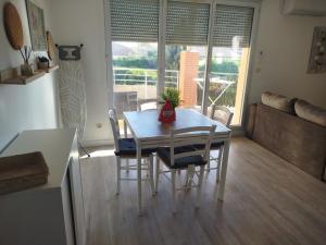 a kitchen with a table and chairs in a room at Bel appartement 3 pièces climatisation in Saint-Alban