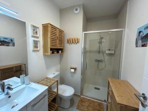 Et badeværelse på Les Terrasses du Phare, vue mer, 100m plage, pkg, terrasses, accès PMR + 50 billeder