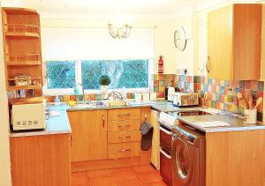 Nhà bếp/bếp nhỏ tại Amazing Cottage set in Tranquil Hamlet nr Beach & Attractions - Perfect for Couples & Family's, Large Garden, Private Parking & Pets are Welcome too!