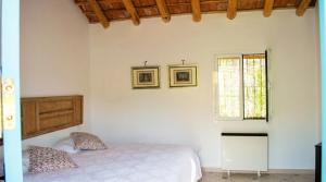 una camera da letto con un letto e due quadri sul muro di La Escribana a Constantina