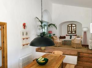 un soggiorno con tavolo e lampada nera di La Escribana a Constantina