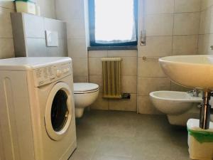 een badkamer met een wasmachine en een wastafel bij Azzurra Casa Vacanze in Vasto +13 foto's