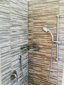 een douche met een glazen deur in een badkamer bij Azzurra Casa Vacanze in Vasto