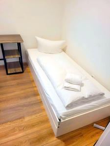 ein weißes Bett mit zwei Kissen auf einem Zimmer in der Unterkunft Entspannen am Großen Goitzschesee in Holzweißig + 9 Fotos