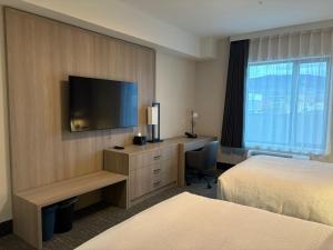 Postel nebo postele na pokoji v ubytování La Quinta Inn & Suites by Wyndham Kelowna BC