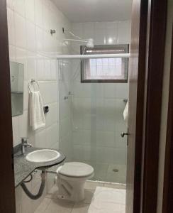 un bagno con doccia, WC e lavandino di Espaço jasmim manga a Ubatuba