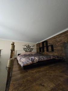 een slaapkamer met een groot bed in een kamer bij Old Wine House in Klaipėda