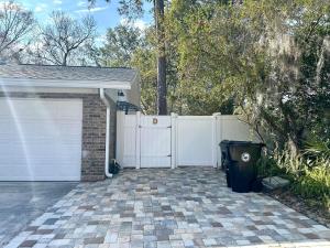 een oprit met een wit hek en een garage bij My Dream Space in Orange Park