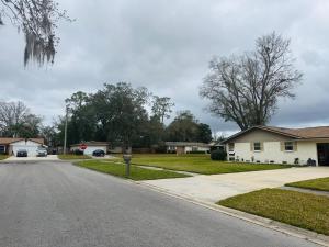 een straat in een woonwijk met huizen bij My Dream Space in Orange Park