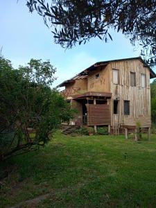 een oud houten huis midden in een tuin bij Raices del Mar in La Pedrera +22 foto's