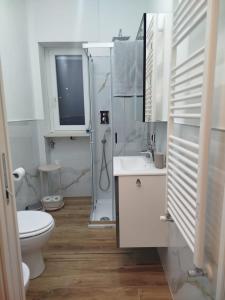 een badkamer met een toilet, een wastafel en een douche bij Bilocale Home Project 2 in Novara