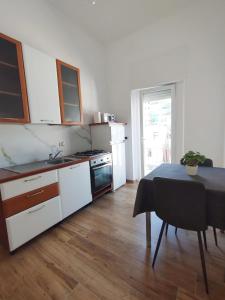 een keuken met een tafel en een eetkamer bij Bilocale Home Project 2 in Novara