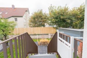 a backyard with a wooden fence and a table at Wave1 in Norderney +14 photos