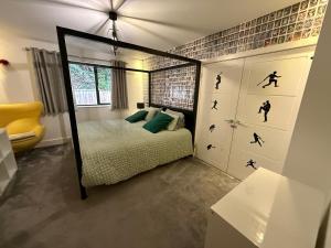 En eller flere senge i et værelse på Kiwi Pines forest retreat!