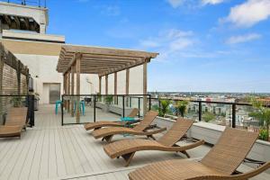 Ban công/sân hiên tại Luxury Studio Loft - Rooftop View & Pool