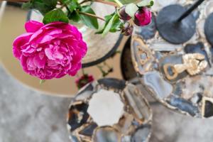 诺德奈Neywatt 1的一张桌子上花瓶里的粉红色花