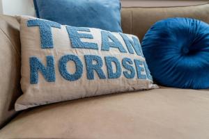 诺德奈Neywatt 1的一个写着“我坐在沙发上”的枕头