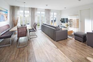 een woonkamer met een bank en een tafel bij Utspann in Norderney