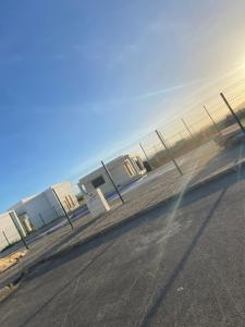 Eine Person, die auf einem Skateboard eine Straße hinunterreitet in der Unterkunft Mini villa trougout in Al Hoceïma