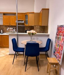Køkken eller tekøkken på Spacious 2 bedroom Apartment in Warsaw Centre, Fast Wi-Fi, Self Check In, Family & Work Friendly