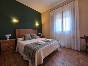 Schlafzimmer mit einem Bett mit grünen Wänden und einem Fenster in der Unterkunft Villa Aemilius Hotel boutique Mérida in Merida + 27 Fotos