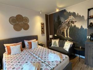 una camera da letto con un dipinto di lupo sul muro di Luxury Studio2 in Hotel Friends Spa a Bansko