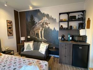 una camera da letto con un dipinto di lupo sul muro di Luxury Studio2 in Hotel Friends Spa a Bansko