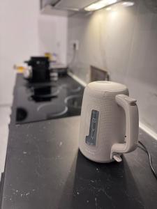 a toaster sitting on top of a counter in a kitchen at Casa Elia AXD in Alexandroupoli