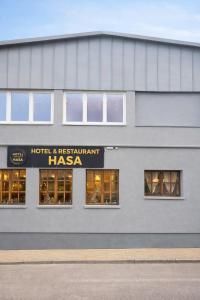 een gebouw met een hotel en een respondent-thasa-bord erop. bij Hotel & Restaurant Hasa in Gernrode - Harz
