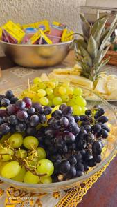 eine Tafel Trauben auf einem Tisch in der Unterkunft Aurora Peruíbe Hotel in Peruíbe