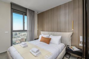 Postel nebo postele na pokoji v ubytování Unique Masterpiece in the Heart of Jerusalem