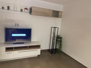 Et tv og/eller underholdning på Helle großzügige ruhige Dreizimmerwohnung in Altstadtnähe mit Tiefgaragenstellplatz