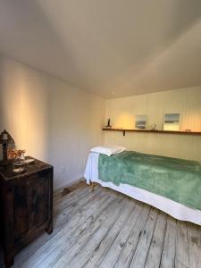 una camera da letto con un letto e un pavimento in legno di Casa Flor a Punta del Este