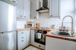 Køkken eller tekøkken på Central Harrogate Townhouse, Stylish 3-Bed, Parking and WiFi