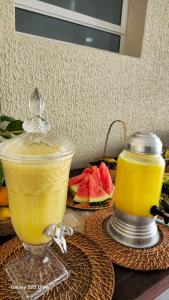 ein Glasbehälter mit Orangensaft auf einem Tisch in der Unterkunft Aurora Peruíbe Hotel in Peruíbe