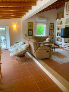a living room with a couch and a table at Vila Brisa do Mar in Comporta