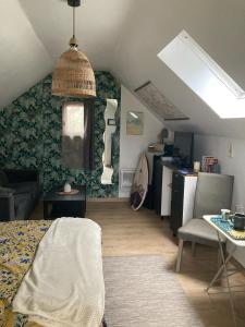 een woonkamer met een bank en een tafel bij Chambre dans maison indépendante in Plougastel-Daoulas