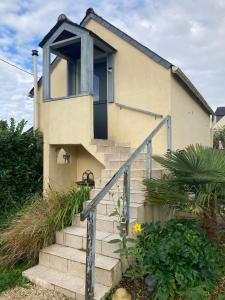 een huis met een trap ervoor bij Chambre dans maison indépendante in Plougastel-Daoulas