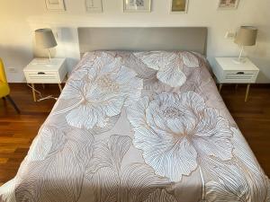 un letto in una camera da letto con due comodini di Lyllà a Montecchio Maggiore