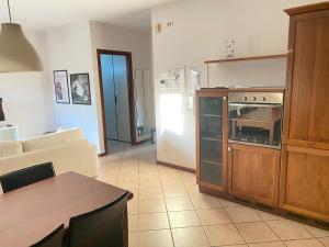 un soggiorno con cucina dotata di forno di Lyllà a Montecchio Maggiore