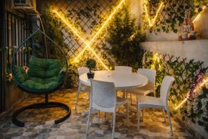 伊斯坦布尔Alpacino Apart Hotel的带桌椅和灯的露台