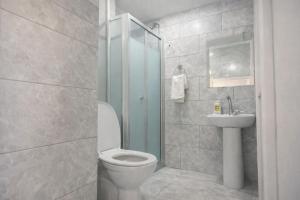 伊斯坦布尔Alpacino Apart Hotel的带马桶和水槽的浴室 更多126张照片