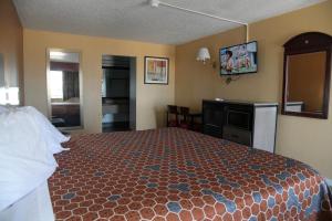 een hotelkamer met een bed in een kamer bij Royal Inn in Port Arthur