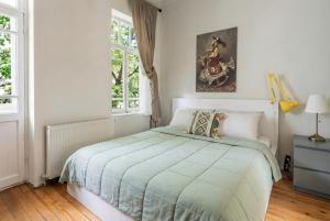 Postel nebo postele na pokoji v ubytování House of Soul & Triplex with a Winter Garden