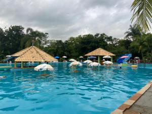 una grande piscina con ombrelloni in acqua di Pousada Canyons do Sul a Praia Grande