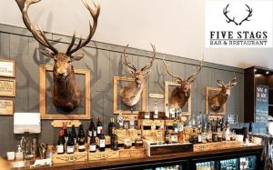 een bar met een paar hertenkoppen aan de muur bij TuiStay in Cromwell