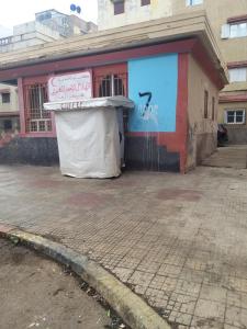 ein Mülleimer vor einem Gebäude in der Unterkunft penthouse in Mohammedia