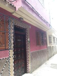 ein Eingang zu einem Gebäude mit einer Holztür in der Unterkunft penthouse in Mohammedia